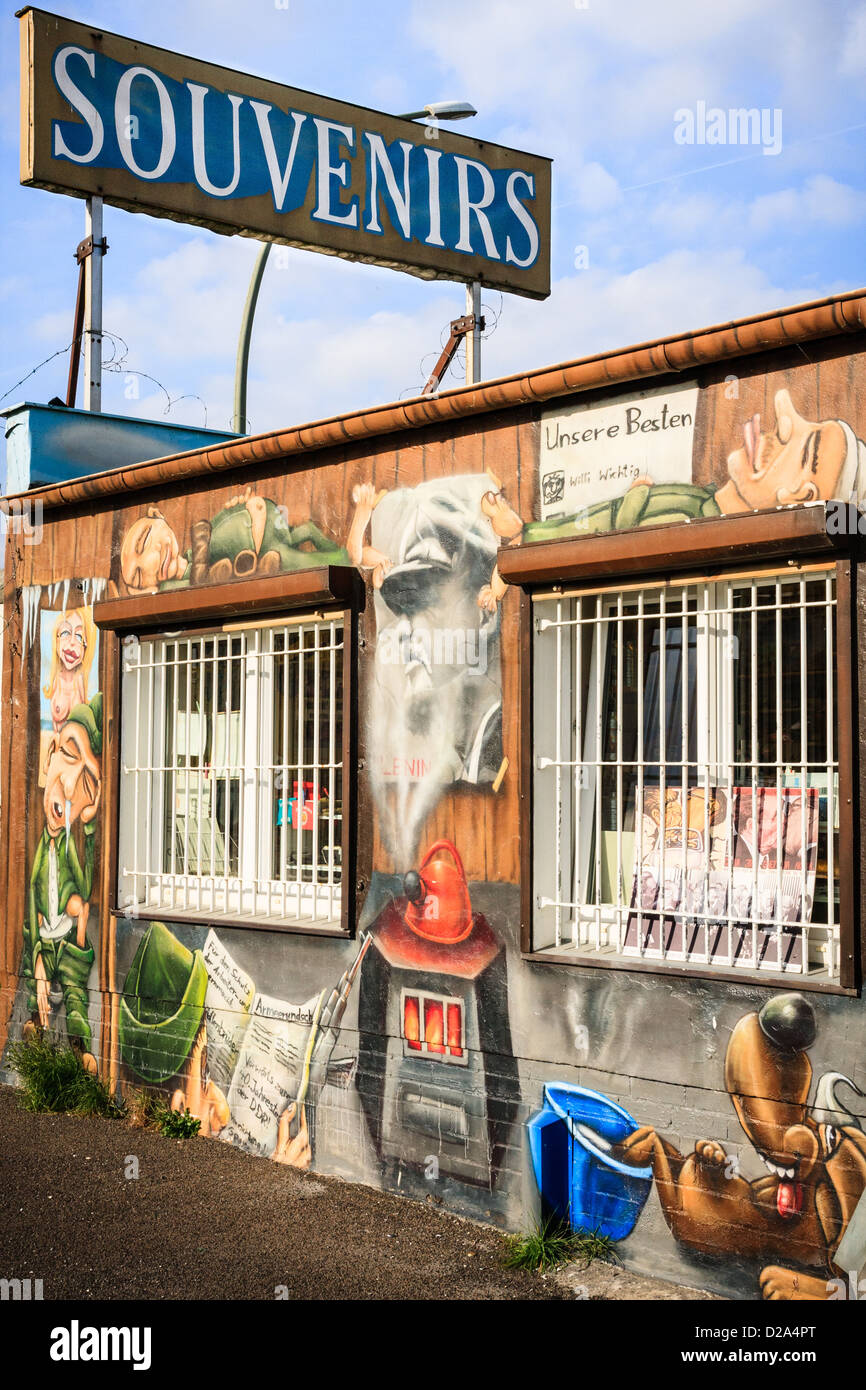 Blick auf die East Side Gallery Outdoor-Kunstgalerie in einem Segment der Berliner Mauer. Stockfoto