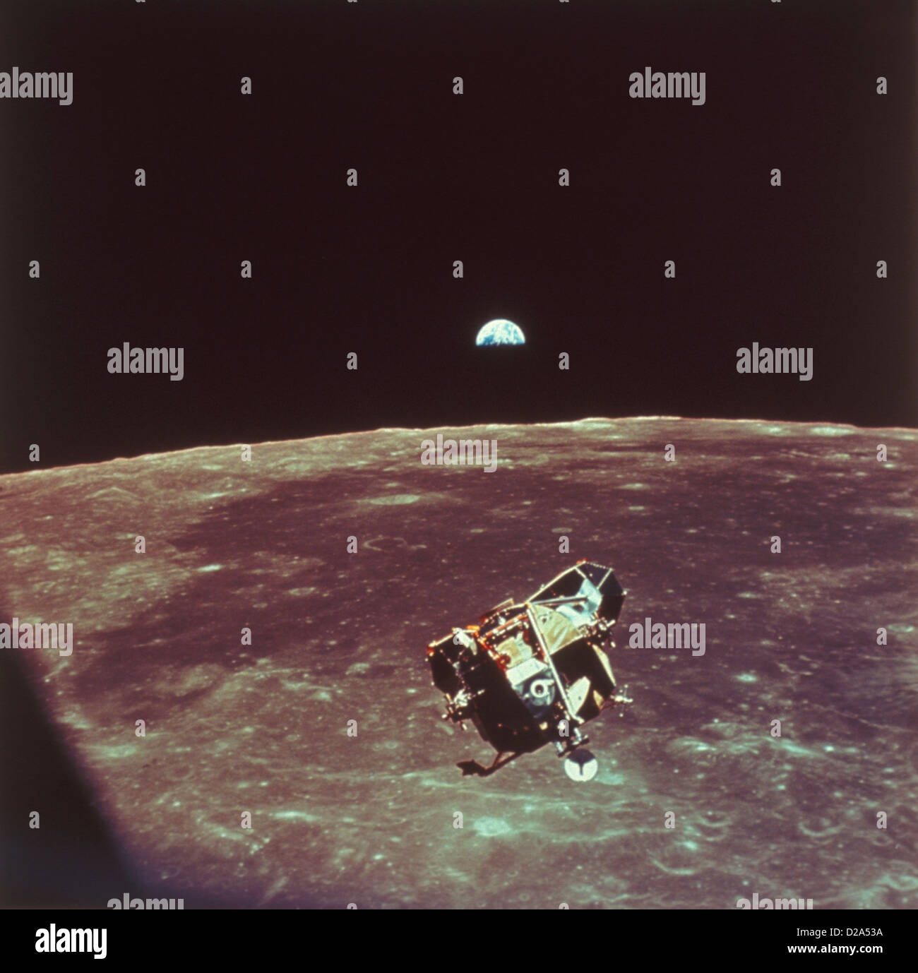 Die Mondfähre macht seine Docking-Ansatz in den Kommandomodus Service. Die Erde erhebt sich im Hintergrund. Stockfoto