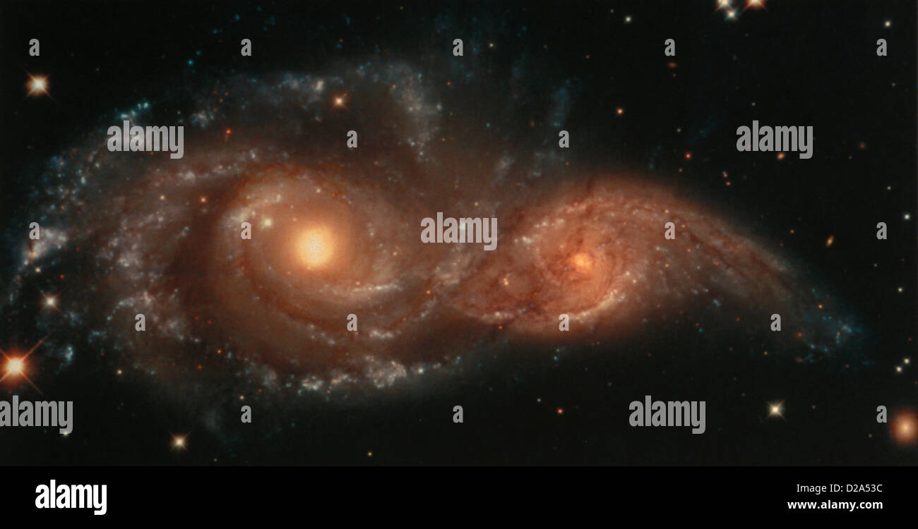 Zwei Galaxien geben einander mit Fastkollision. NGC 2207 ist der größere. Der kleinere ist Ic 2163. Stockfoto