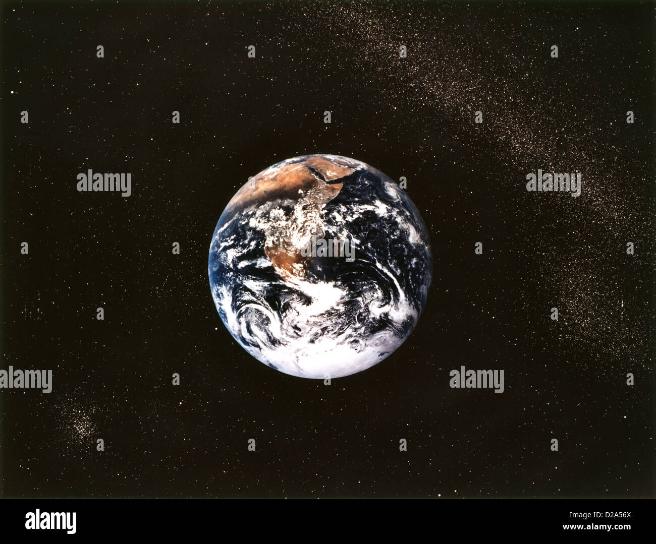 Erde, von Apollo 17 gesehen. Afrika und die Antarktis sichtbar. Sterne Hintergrund des Künstlers hinzugefügt. Stockfoto