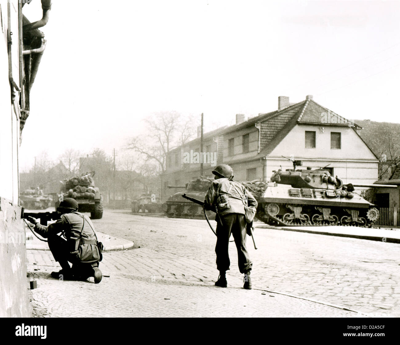 Deutschland, Zweiter Weltkrieg. Amerikanische Soldaten im Kampf. April 1945. Stockfoto