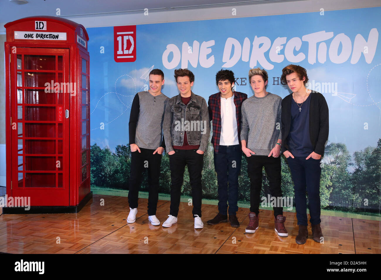 Tokio, Japan. 18. Januar 2013. (L-R) Liam Payne, Louis Tomlinson, Zayn Malik, Niall Horan, Harry Styles.  Eine Richtung ersten Pressekonferenz in Japan um ihr neues Album Take Me Home zu fördern. Die Boygroup ist hier für 3 Tage und erscheint im japanischen TV Freitagabend Musik-Show heute Abend vor dem hosten ein Fan party am Sa. Credit: Aflo Co. Ltd. / Alamy Live News Stockfoto