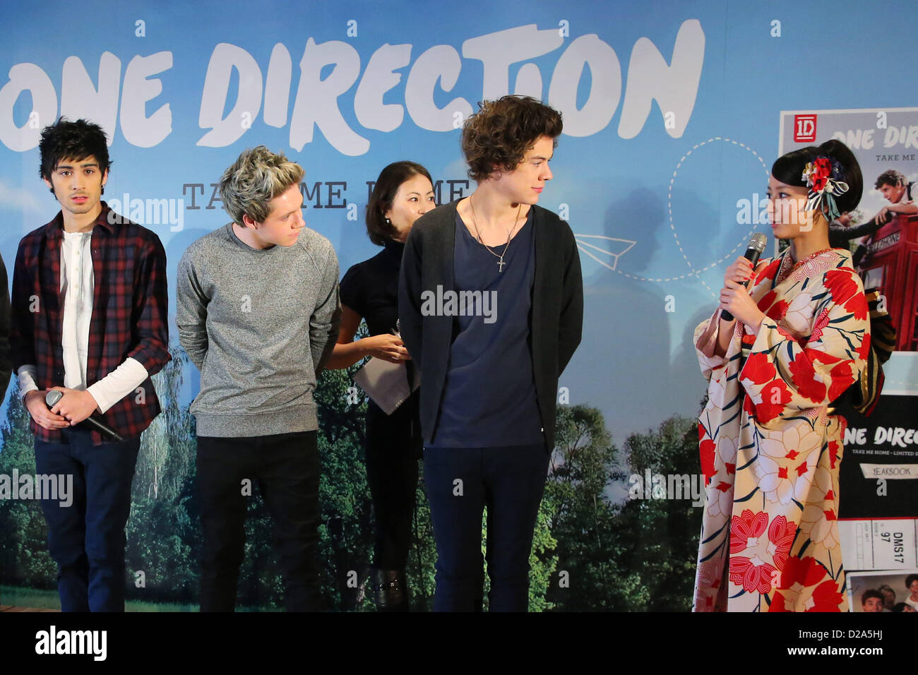 Tokio, Japan. 18. Januar 2013. (L-R) Zayn Malik, Niall Horan, Harry Styles und japanische Schauspielerin Maki Horikita.  Eine Richtung ersten Pressekonferenz in Japan um ihr neues Album Take Me Home zu fördern. Die Boygroup ist hier für 3 Tage und erscheint im japanischen TV Freitagabend Musik-Show heute Abend vor dem hosten ein Fan party am Sa. Credit: Aflo Co. Ltd. / Alamy Live News Stockfoto