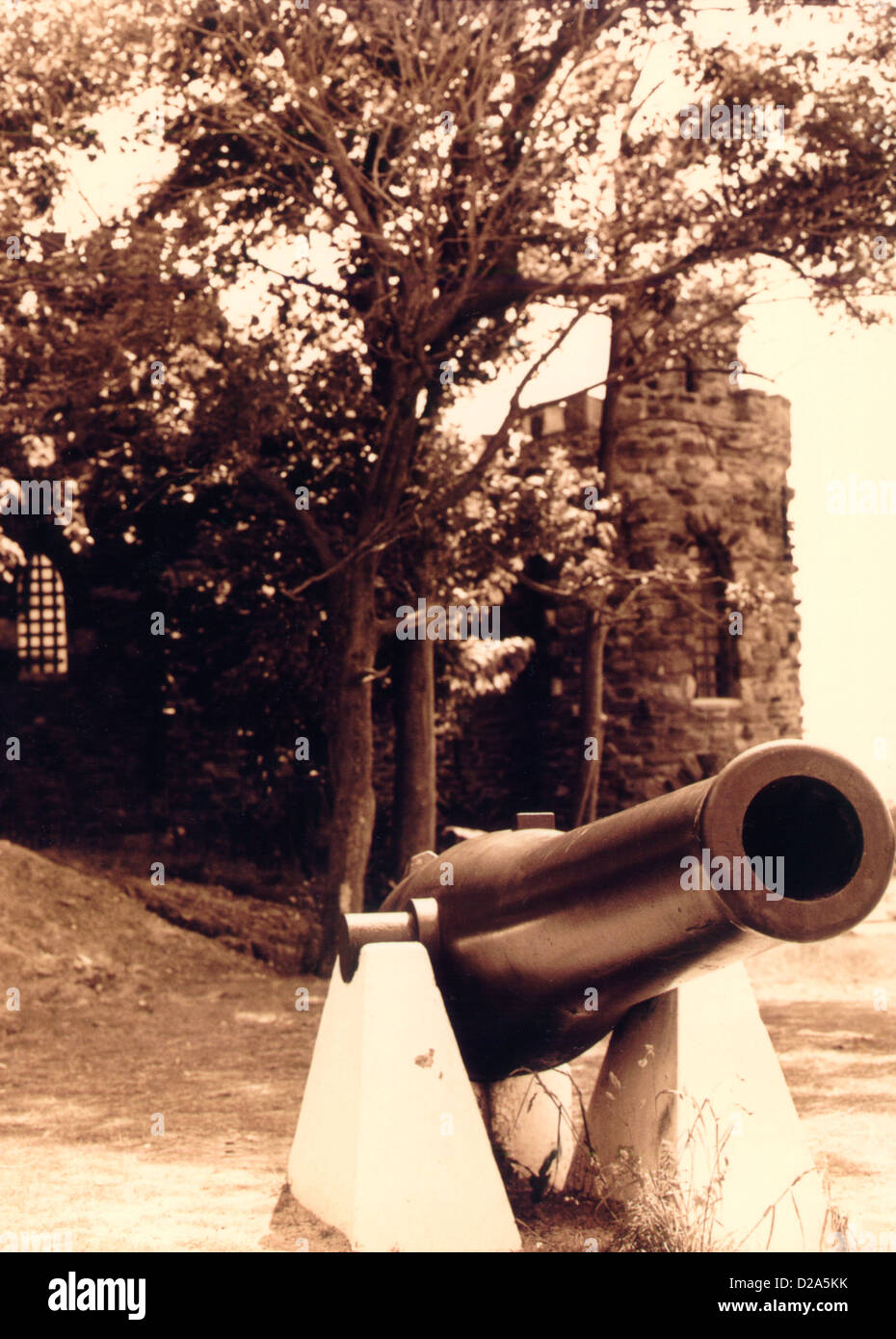 New York, New Rochelle, Glen Island Schloss. Kanone. Sepia getönt Stockfoto