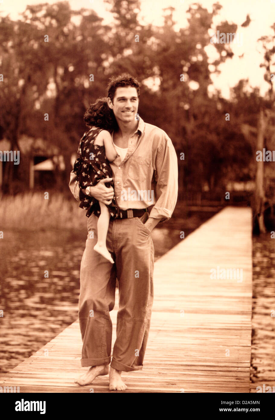 Vater mit Tochter auf seinem Arm. Sepia getönt Stockfoto