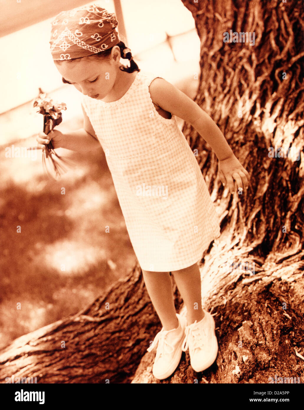 Porträt eines Mädchens im Freien, Sepia getönt Stockfoto