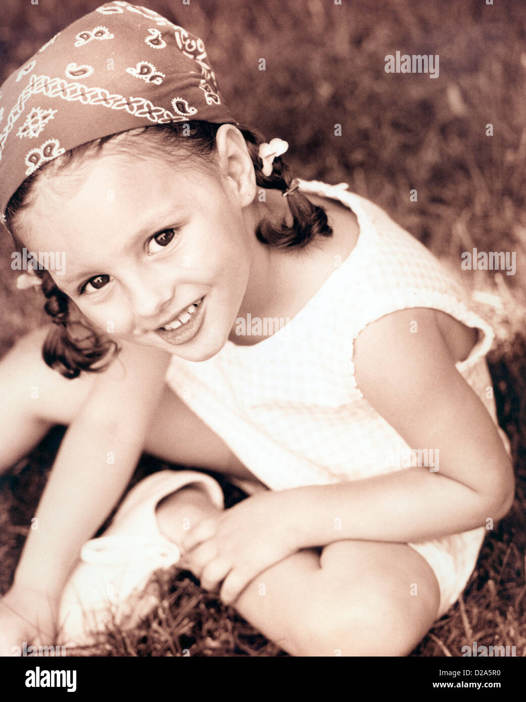 Porträt eines Mädchens im Freien, lächelnd. Sepia getönt Stockfoto