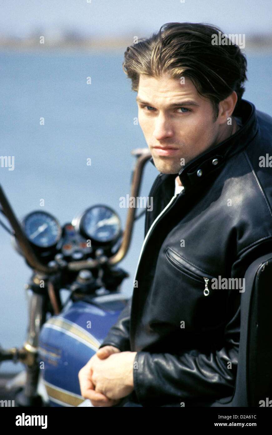 Mann In schwarzer Lederjacke auf dem Motorrad sitzen Stockfoto