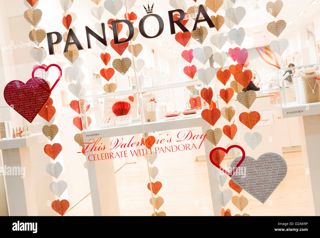 Pandora Ladenfront vor Valentinstag. Stockfoto