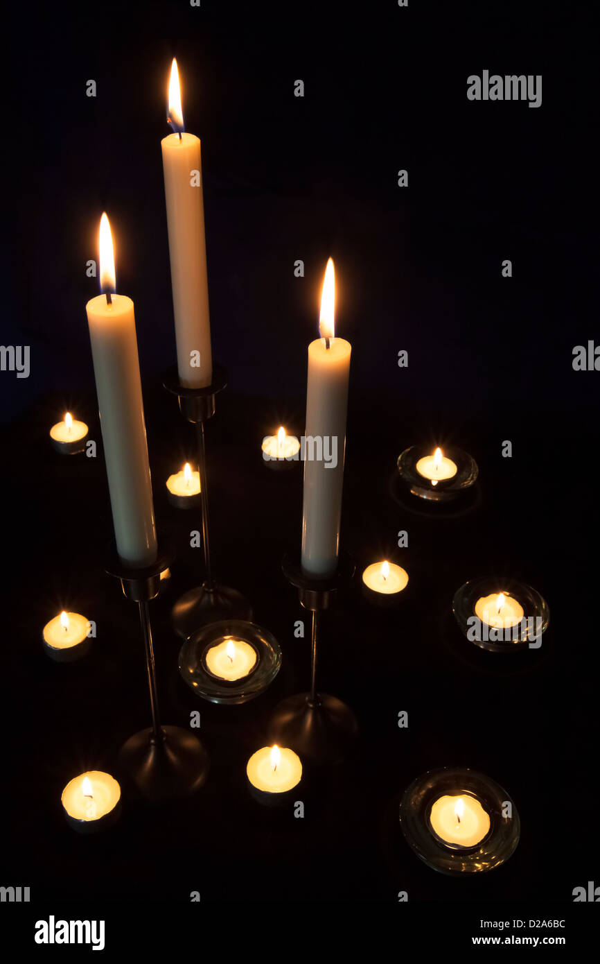 Beleuchtete Kerze und Tee Lichter in Haltern. Stockfoto