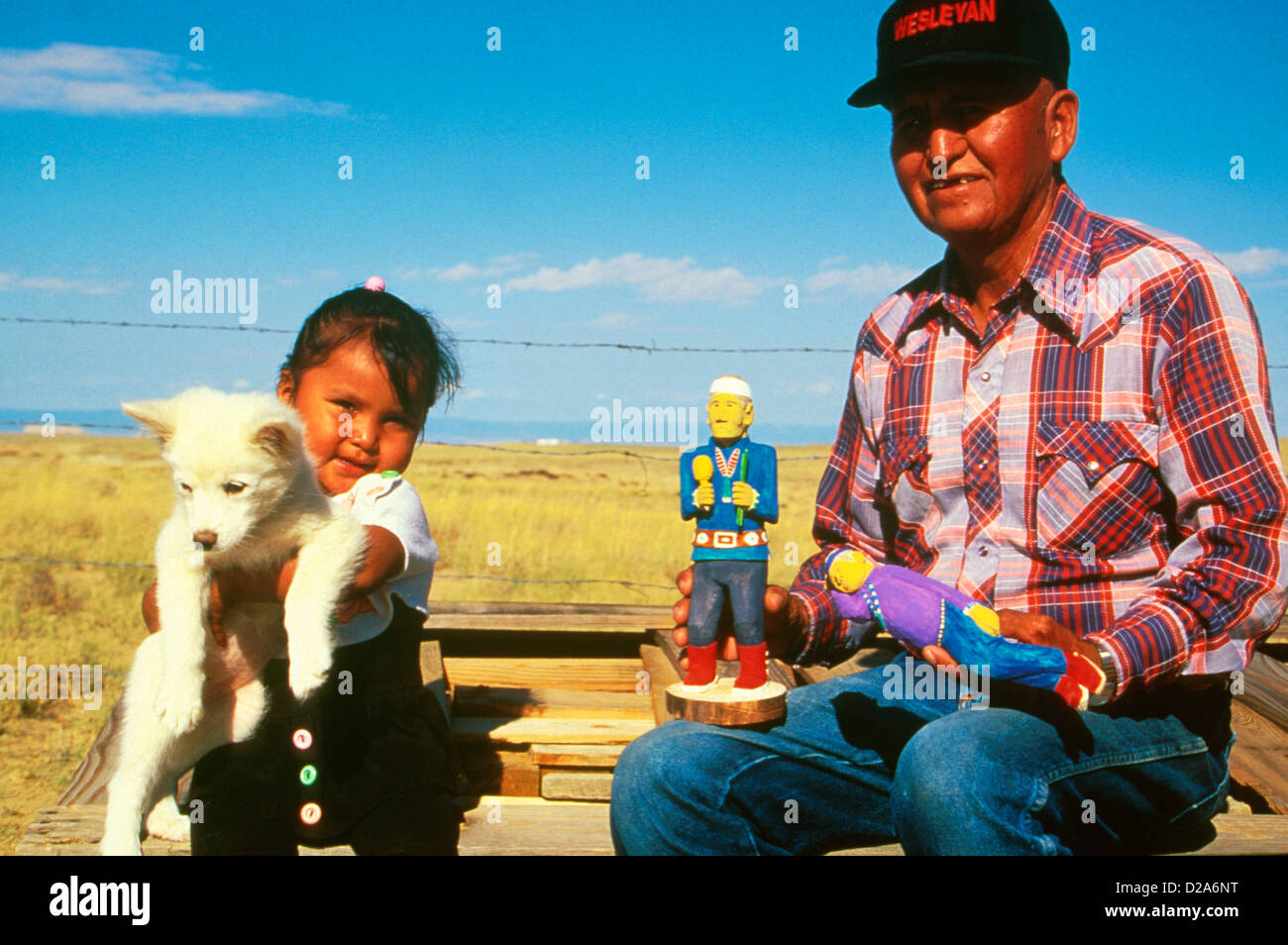 Arizona, Navajo Reservation. American Indian Carver mit Enkelin Stockfoto