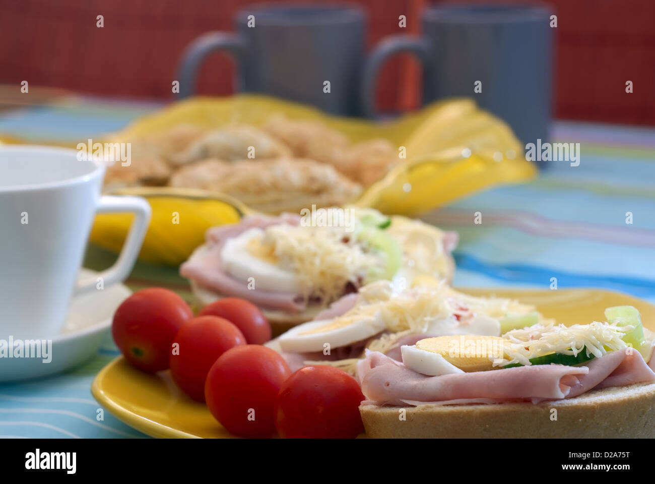 Leckere Sandwiches mit Tomaten, Schinken, Ei und geriebenem Käse ...