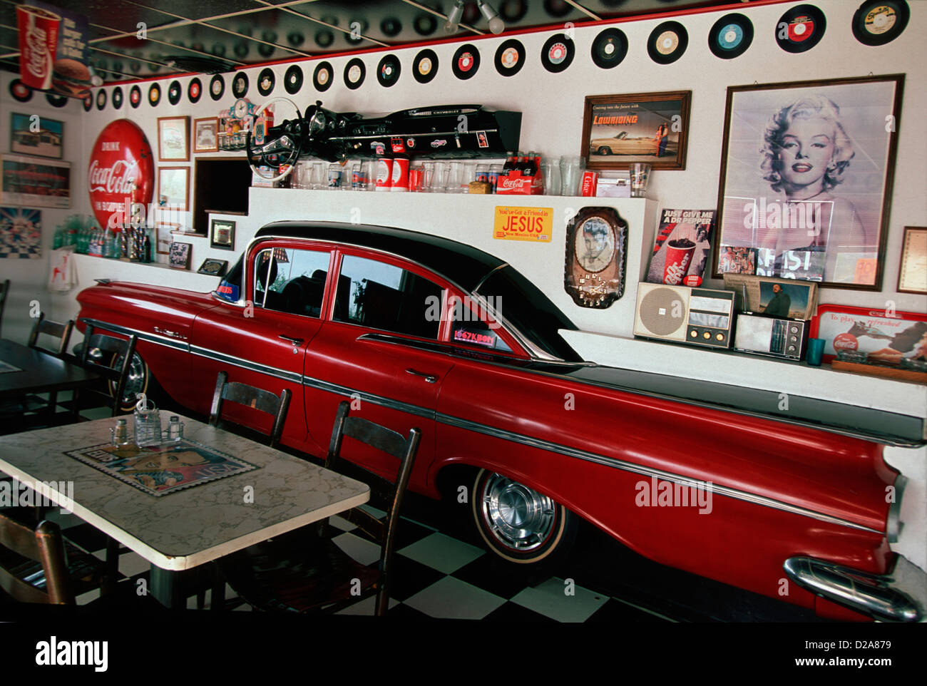 New Mexiko, Espanola. Alten Diner, ein Auto-Themenrestaurant mit Bel Air In Wand Stockfoto