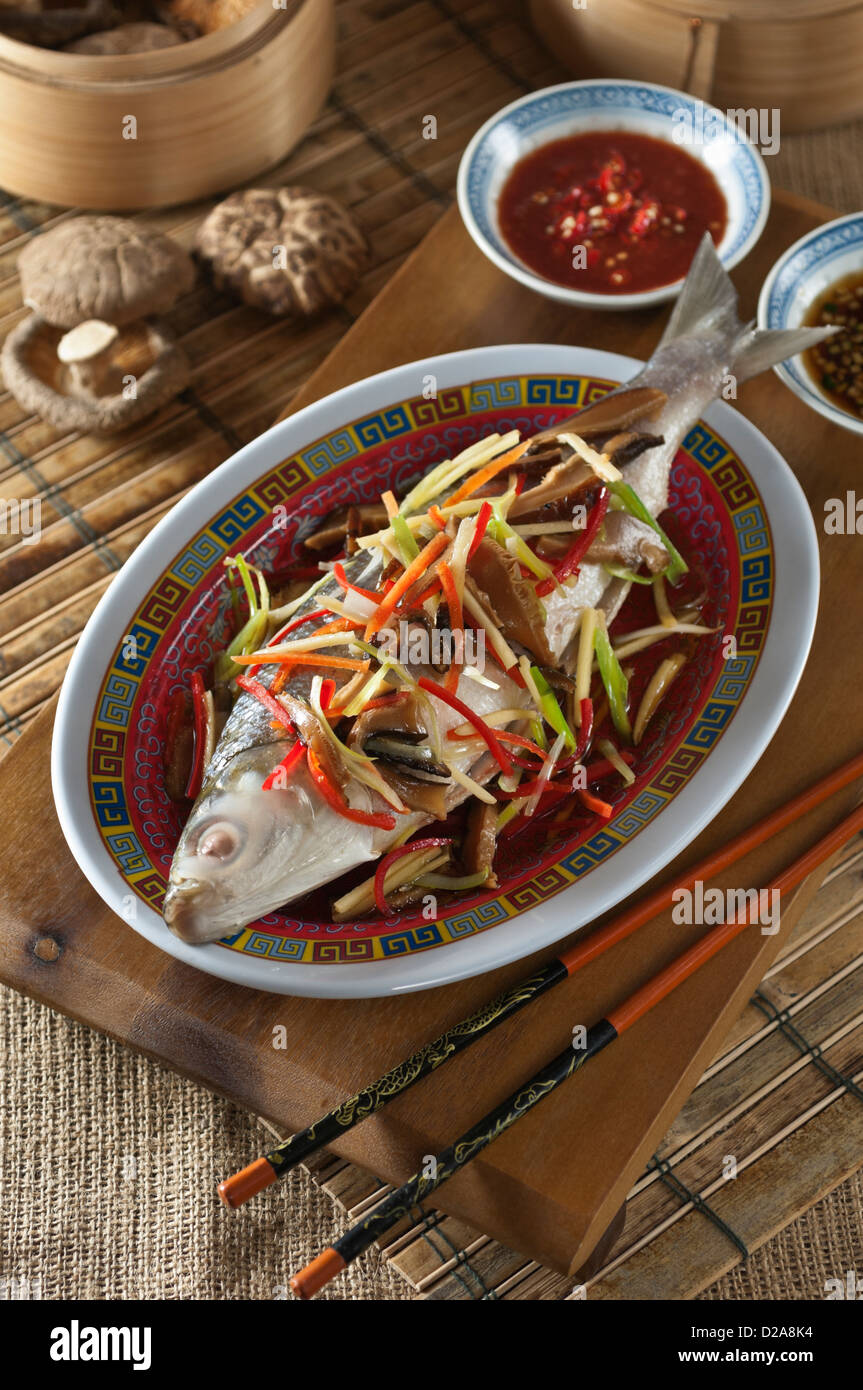 Ganze gedämpfter Fisch chinesisches Essen Stockfoto