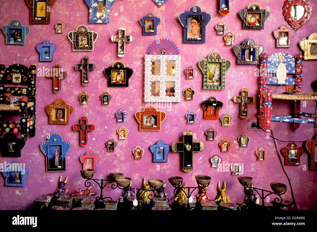 Mexiko, San Miguel De Allende. Kleine Miniaturen, Ikonen, Kunst Arbeit und Kerzenhalter an der Wand platziert. Stockfoto
