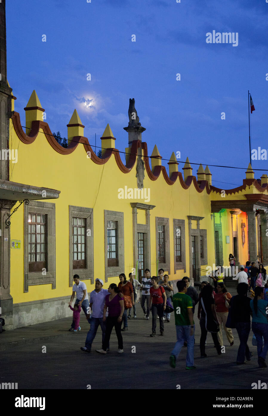 Parque Hidalgo mit Municipal Building in Coyoacan Plaza in der Nacht in Mexico City DF Stockfoto