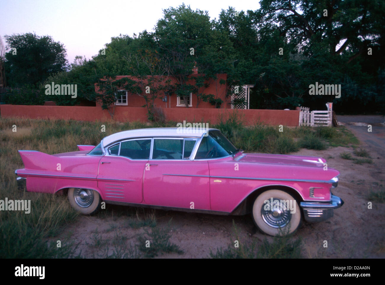 Santa Fe, New Mexico. Klassische rosa Cadillac. Stockfoto