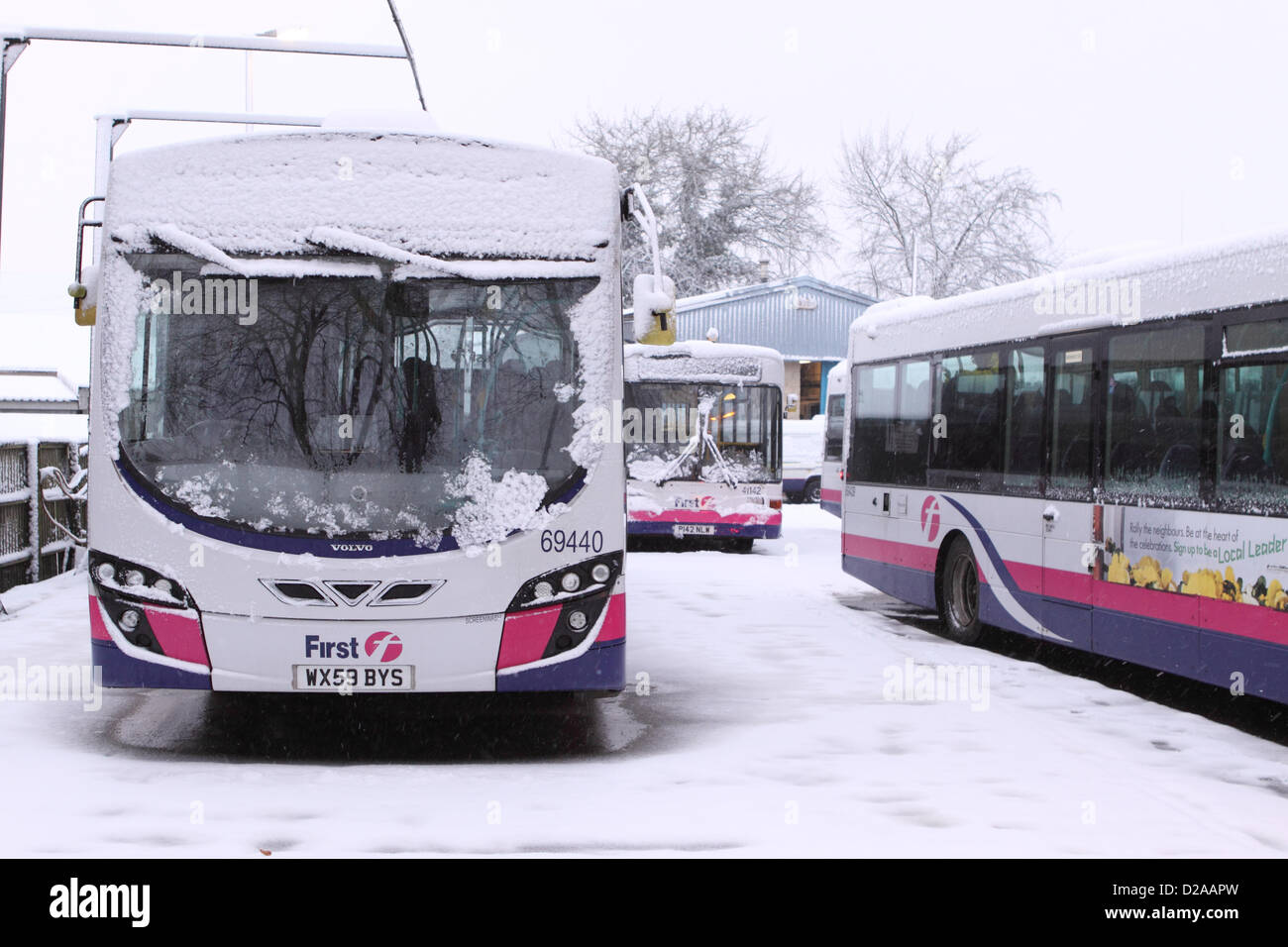 18. Januar 2013. Am frühen Morgen Schnee hielt die örtlichen Busse an der Bushaltestelle Brunnen Somerset UK Garage geparkt Stockfoto