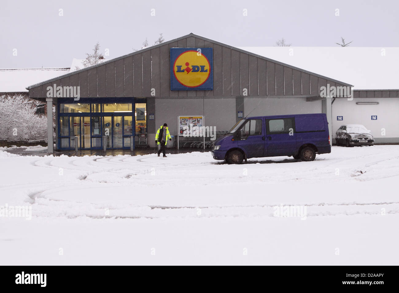 Wells, Somerset, Großbritannien. 18. Januar 2013.  Am frühen Morgen Schnee bedeckt den Parkplatz des einen Lidl-Supermarkt, das Wetter macht es schwer für Kunden unterwegs zu laden. Stockfoto