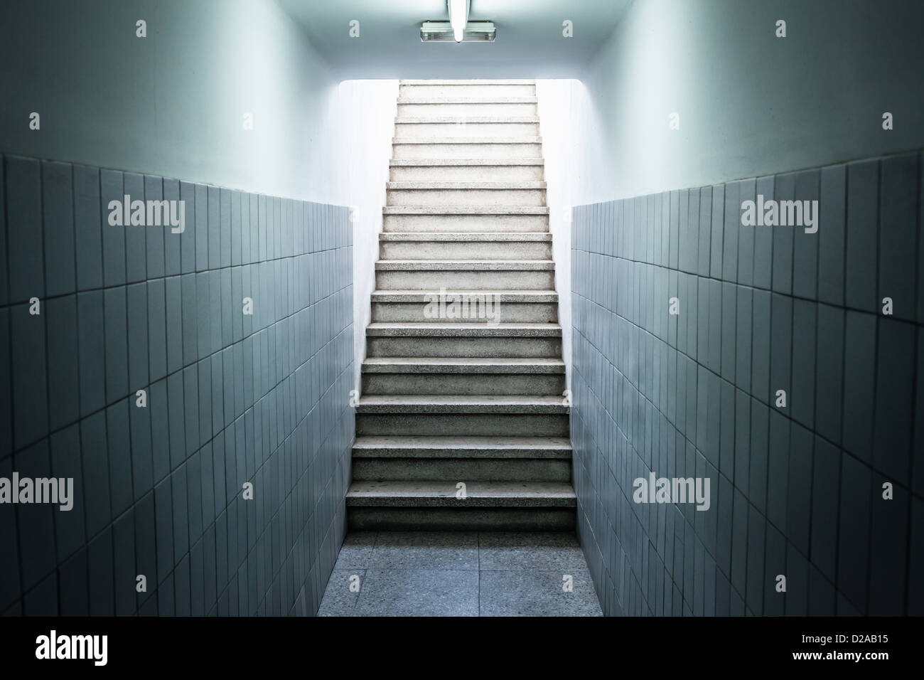 Leere Treppe im Gebäude Stockfoto