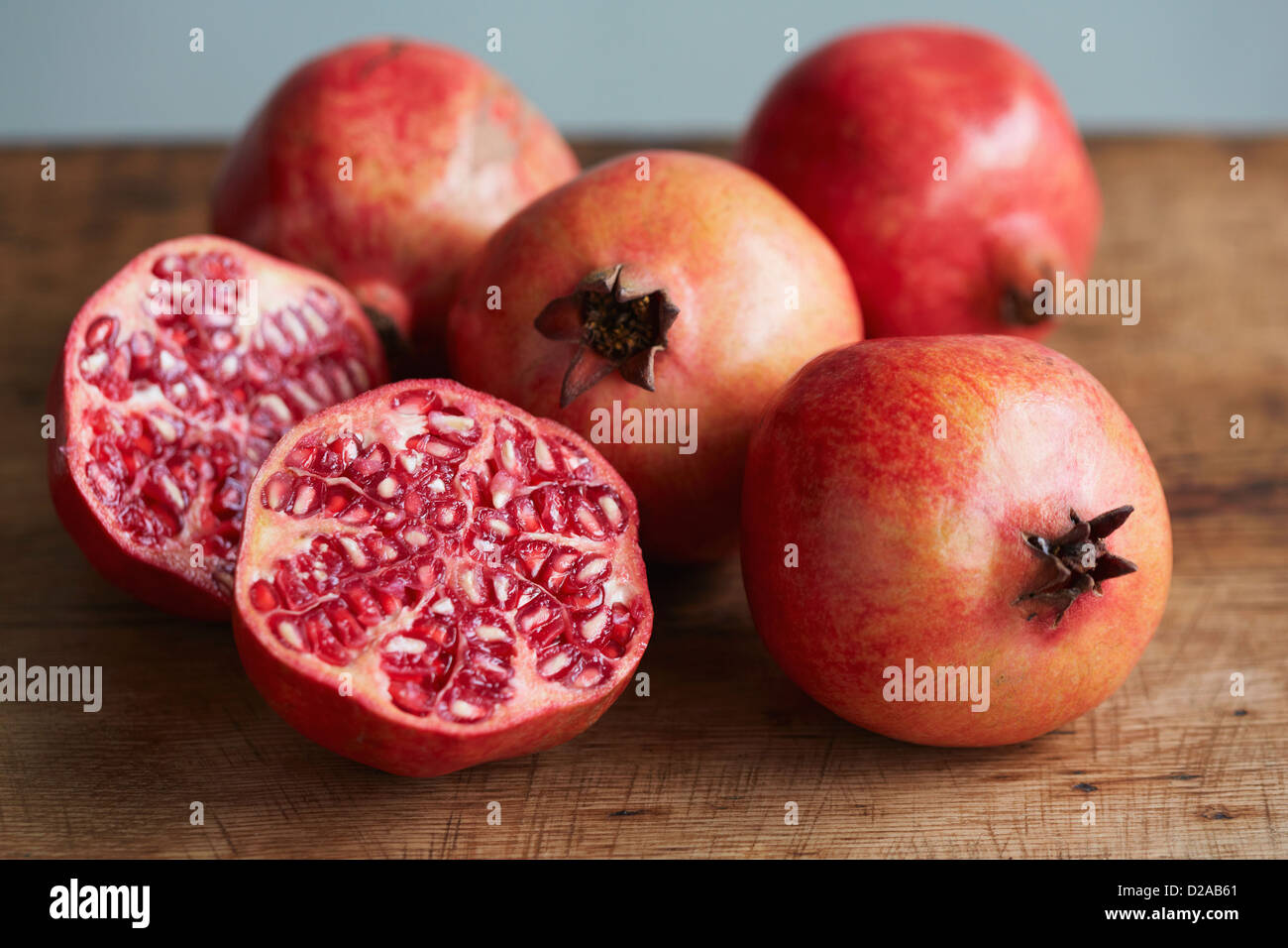 Ganze und halbierte Granatäpfel Stockfoto