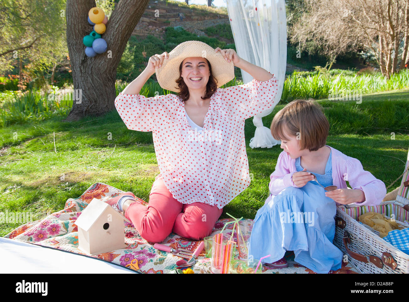 Mutter und Tochter mit Picknick Stockfoto