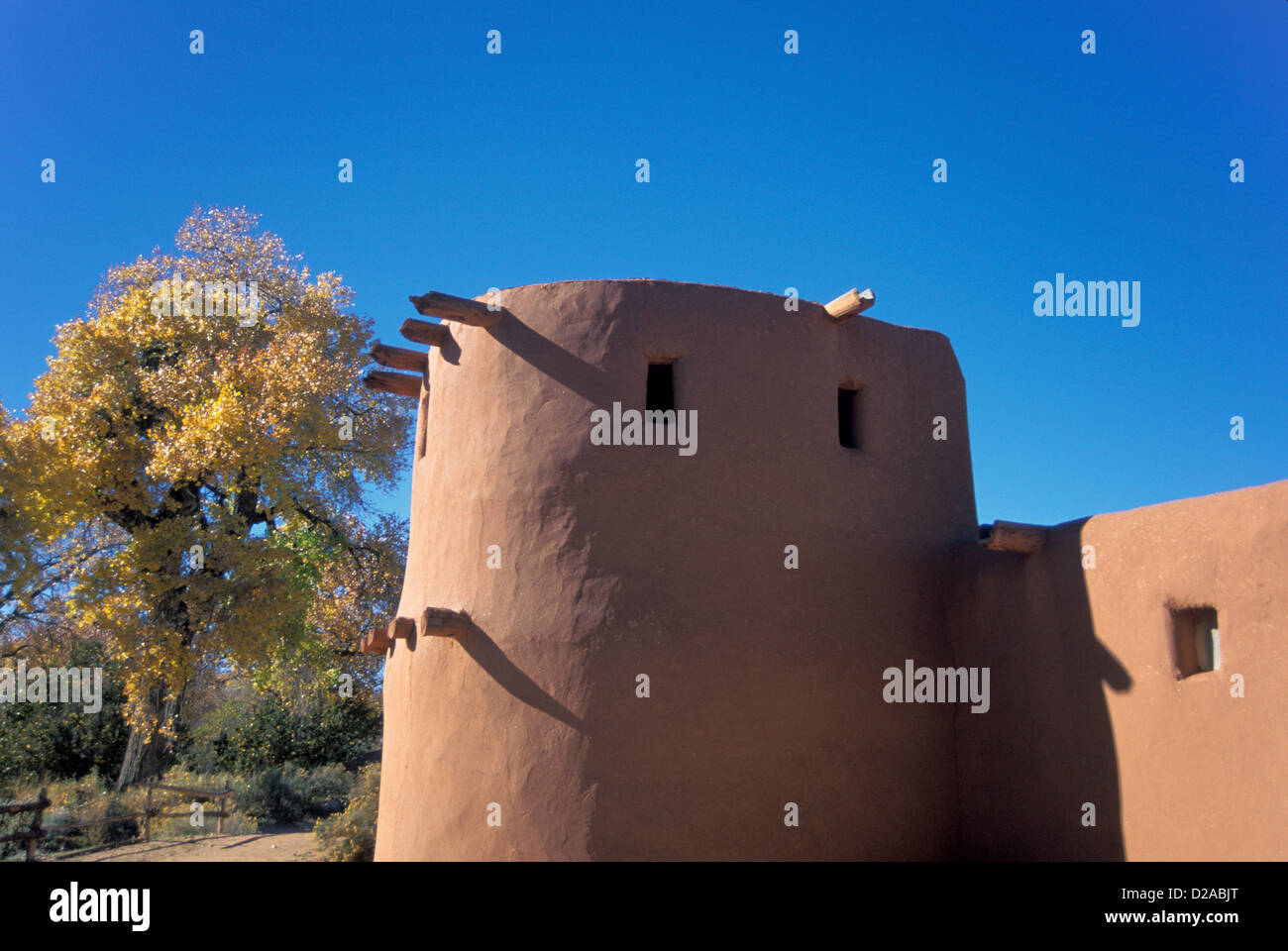 New Mexico Santa Fe. Lebendiges Museum. El Rancho De Las Golondrinas. El Torreon - Defensive Turm Stockfoto