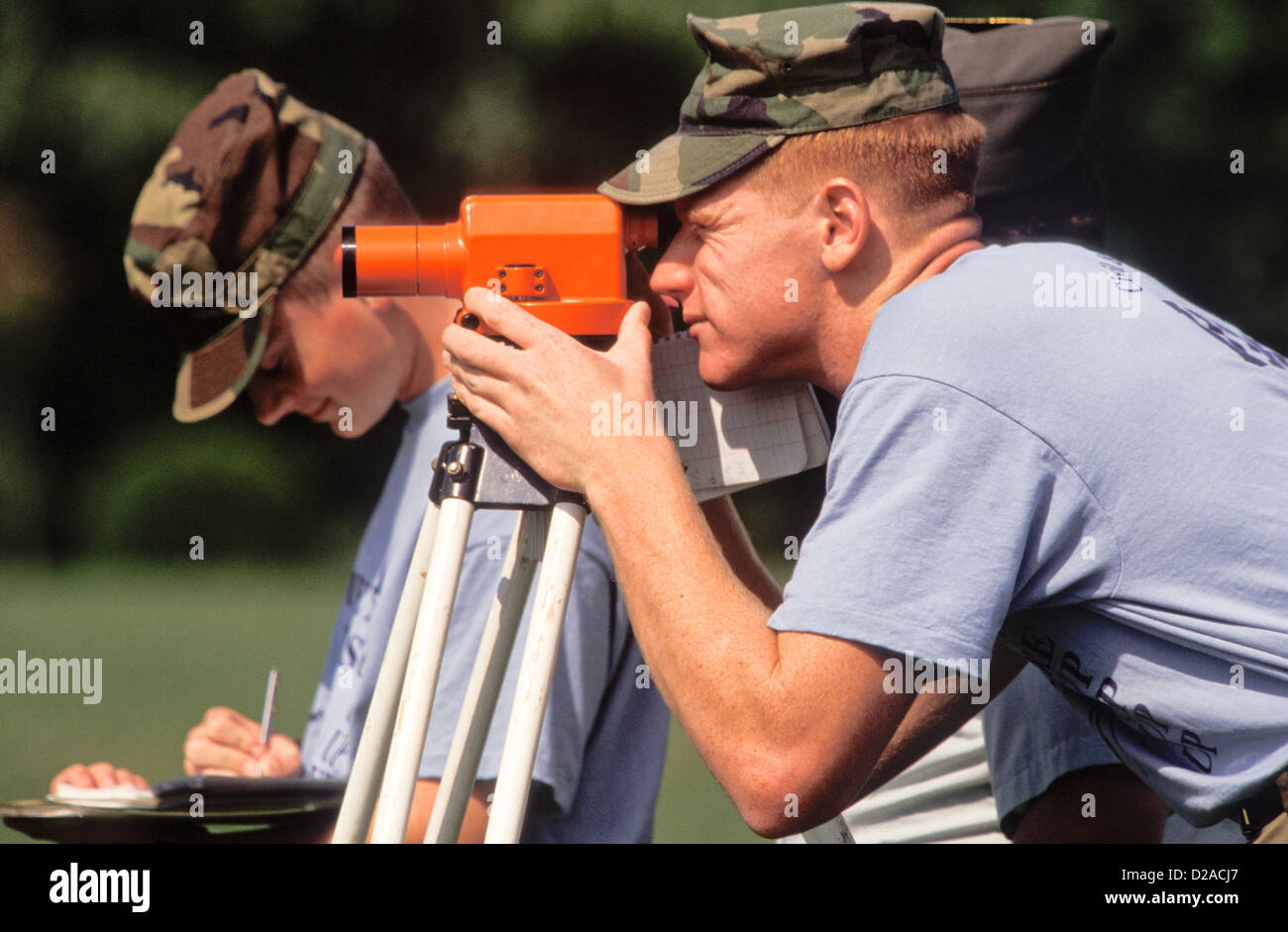 Zwei Männer, die Vermessungsarbeiten. Virginia Military Institute in Lexington, Virginia Stockfoto