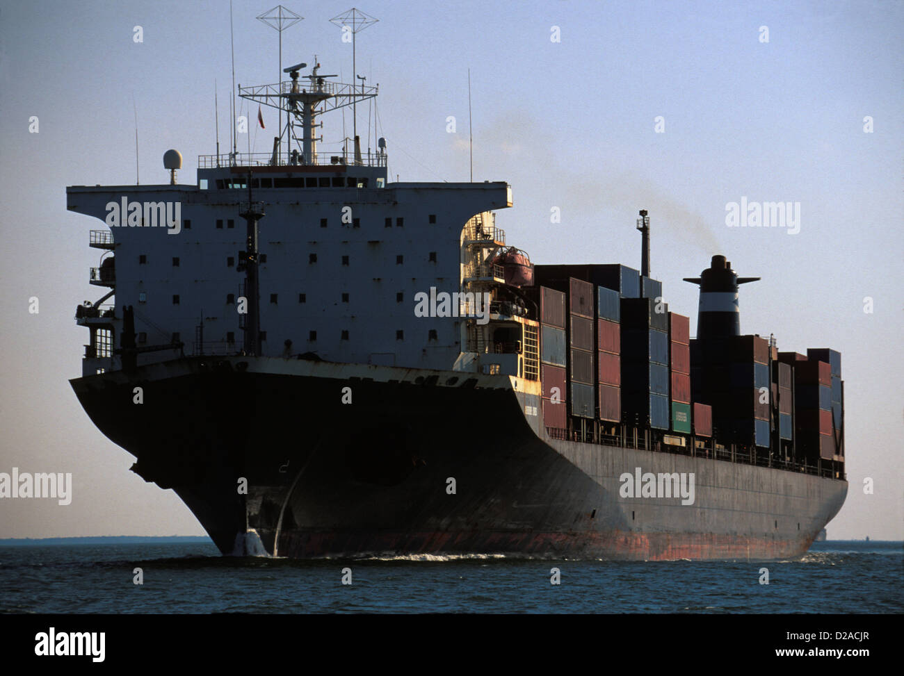 Virginia, Hampton Roads. Geladenen Cargo Schiff auf dem Weg Stockfoto