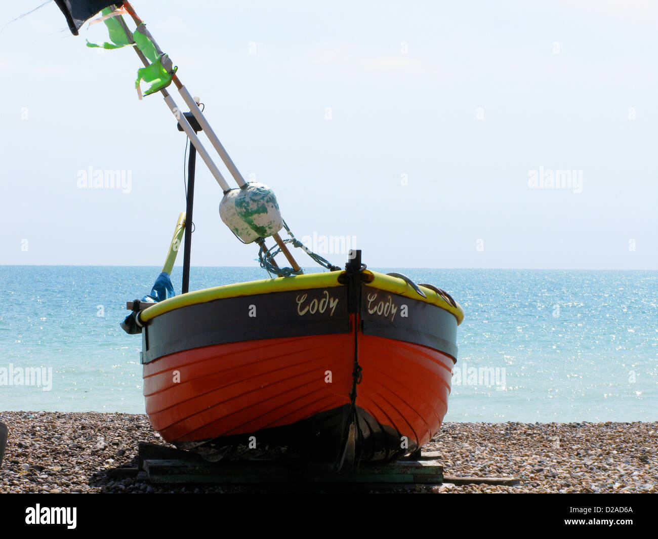 Angelboot/Fischerboot auf Worthing Strand, blaues Meer und Himmel, heißen sonnigen Tag. Stockfoto