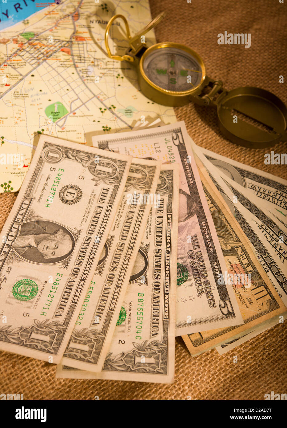 Reisen mit US-Dollar, klassische gelbe Lowlight-Licht-setup Stockfoto