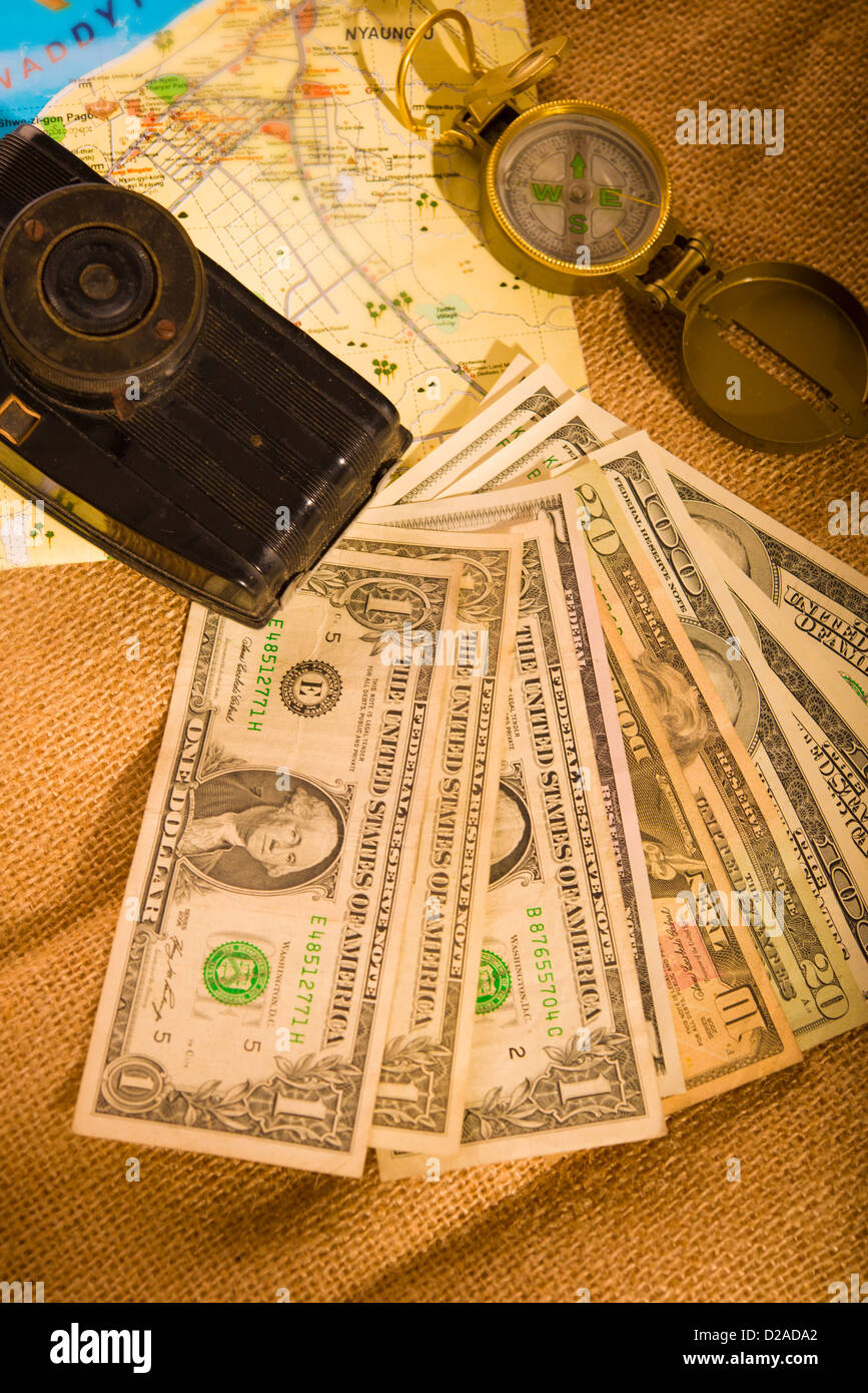 Reisen mit US-Dollar, klassische gelbe Lowlight-Licht-setup Stockfoto