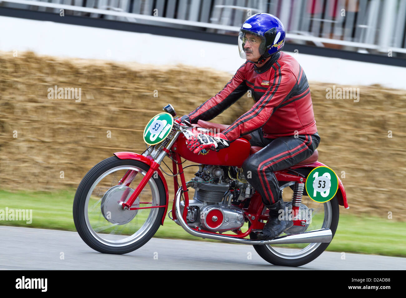 1953 MV Agusta Monoalbero mit Fahrer Paul Galles auf die 2012 Goodwood Festival of Speed, Sussex, UK. Stockfoto