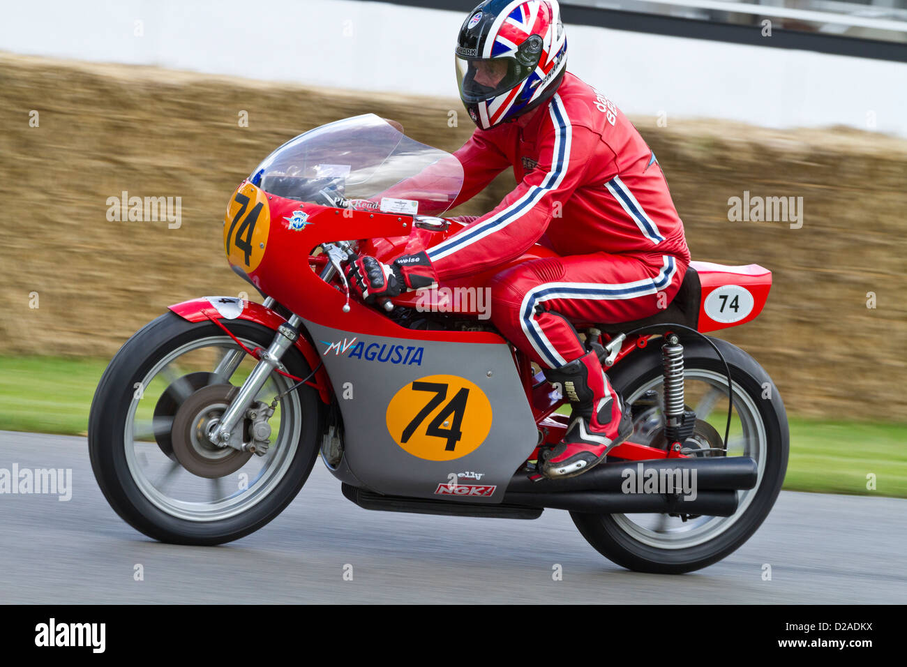 1974 MV Agusta 500 mit Fahrer David Bedlington auf die 2012 Goodwood FEstival of Speed, Sussex, UK. Stockfoto