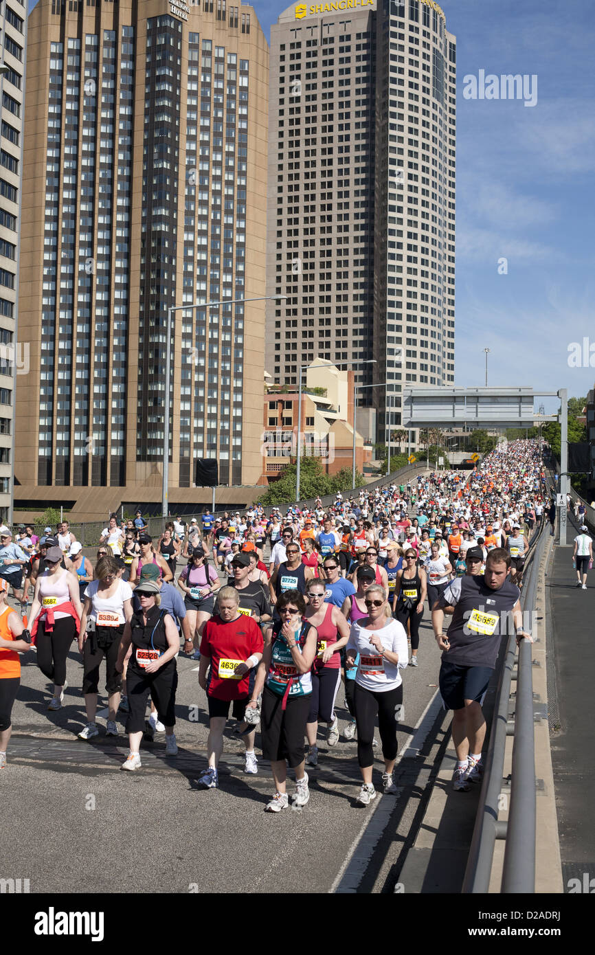 Tausende von Fitness-Suchenden auf einem Volkslauf über der Cahill Expressway Sydney Australia Stockfoto
