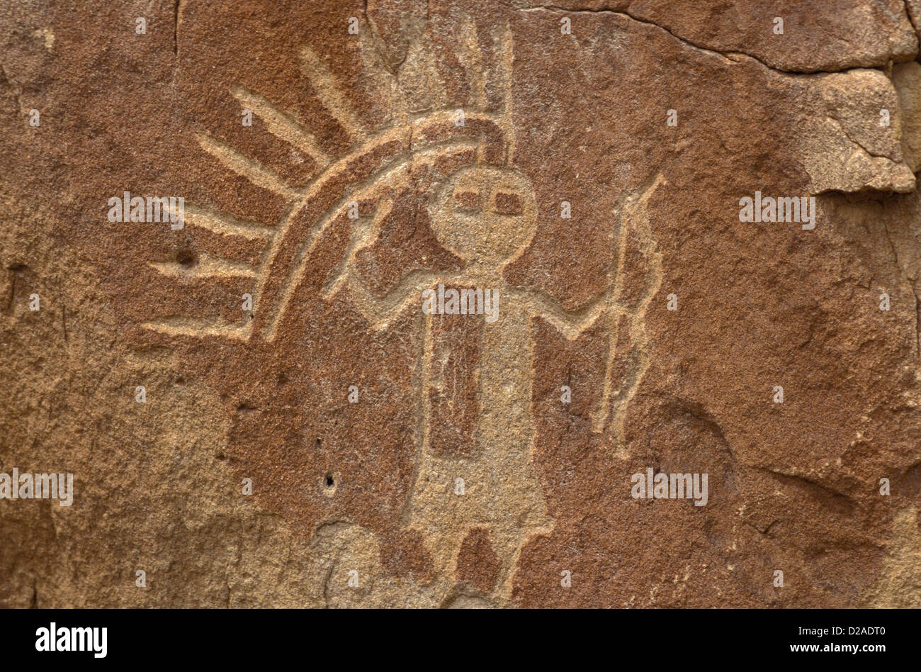 New-Mexico. Largo Canyon. Petroglyphen. Mann mit Kopfschmuck mit Pfeil und Bogen. Stockfoto
