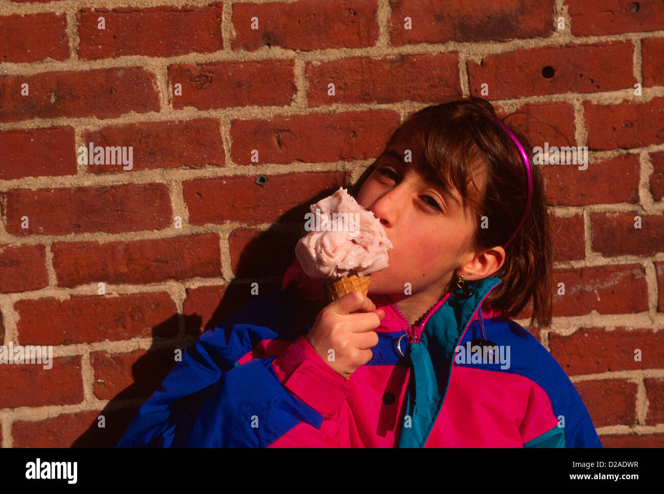 Sieben Jahre altes Mädchen, Eis zu essen. Stockfoto