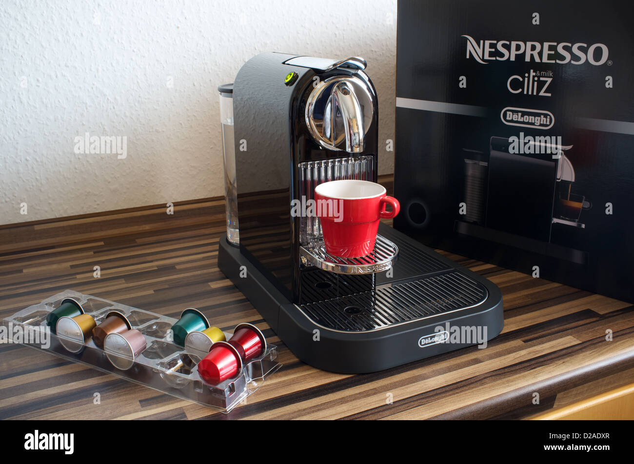 Nespresso Maschine Kaffee Läuft In Auffangbehälter Delonghi Nespresso kaffeepads -Fotos und -Bildmaterial in hoher Auflösung – Alamy