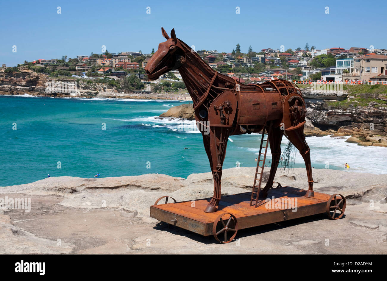 Recyceltem Stahl Skulptur sitzt auf einem Felsvorsprung mit Blick auf Sydney Tamarama Beach "Vorwand". Stockfoto