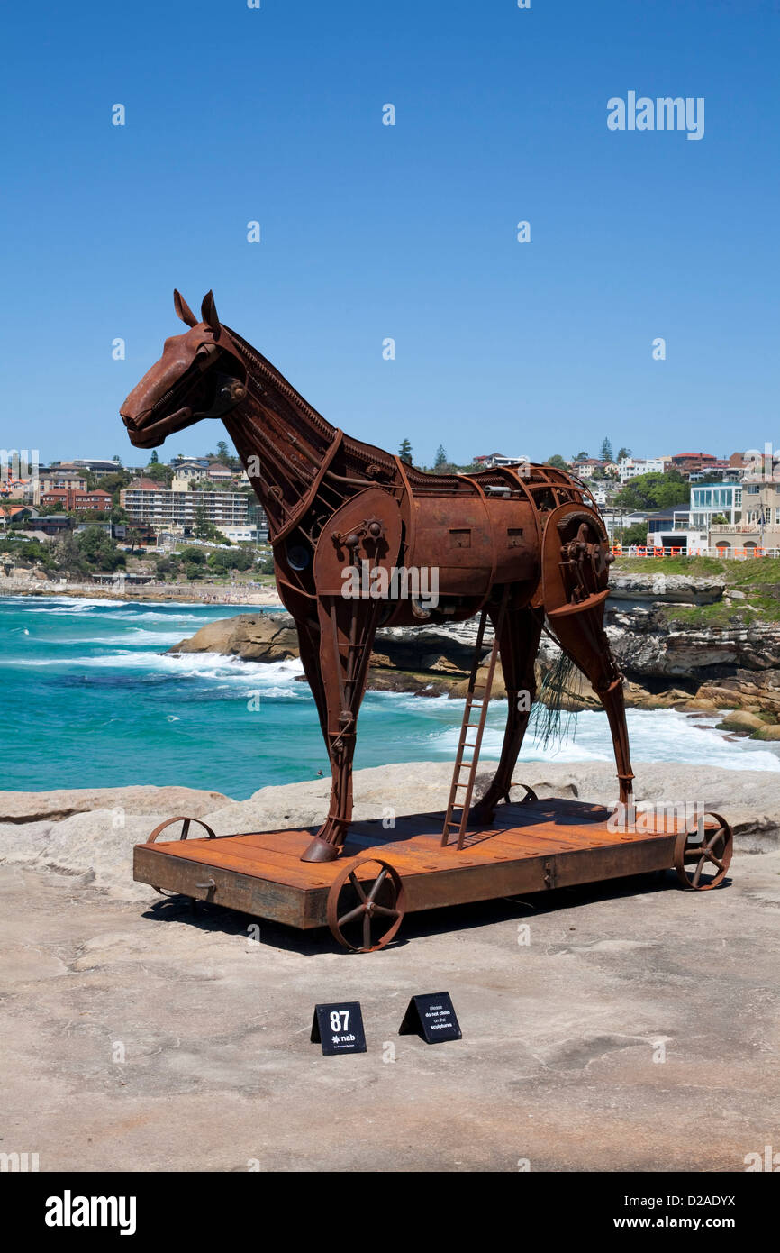 Recyceltem Stahl Skulptur sitzt auf einem Felsvorsprung mit Blick auf Sydney Tamarama Beach Ausflucht. Stockfoto
