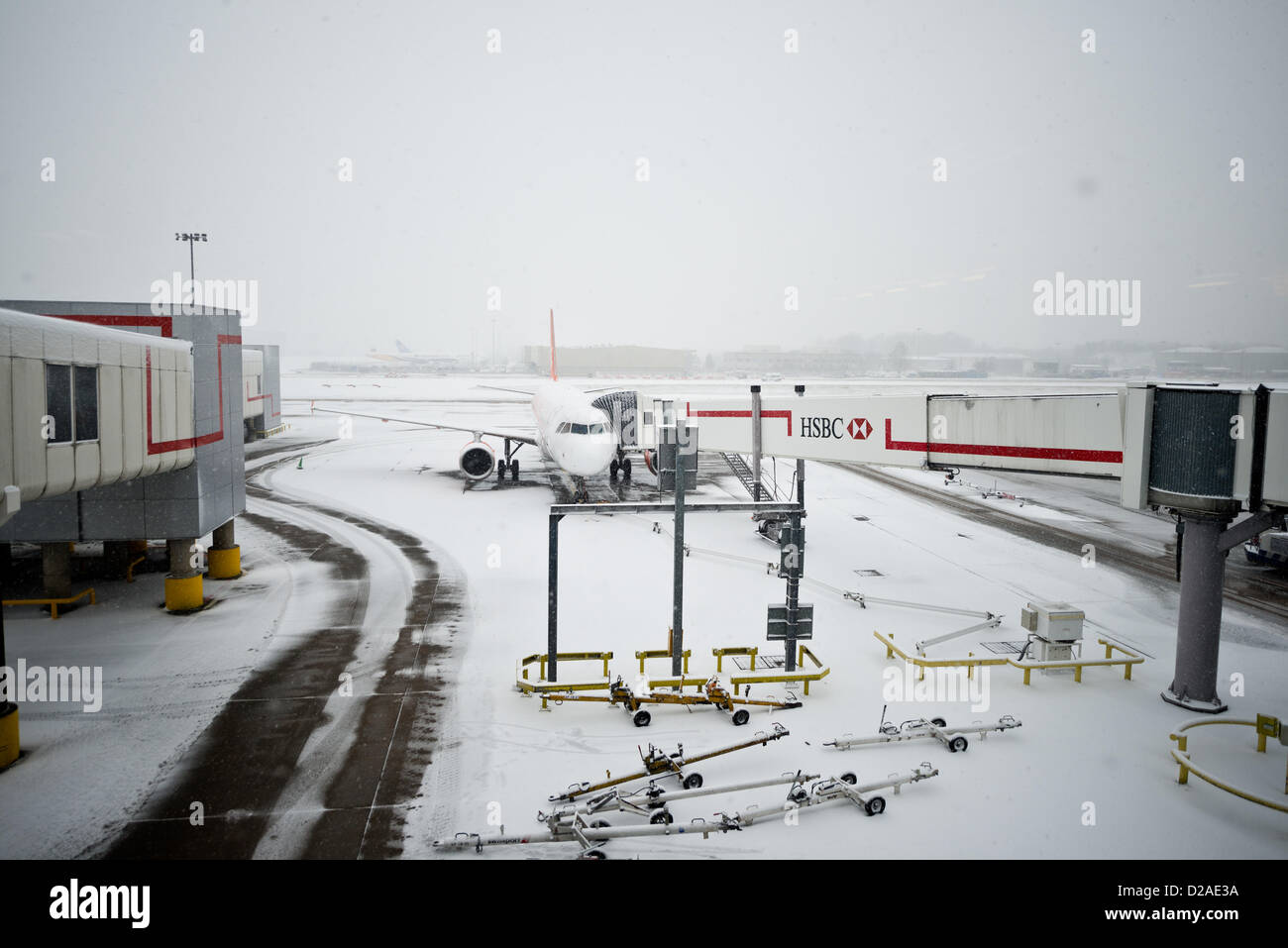 Gatwick, UK. 18. Januar 2013. Bild von Flugzeug am Stand während Schnee Störung. Bildnachweis: Chris Northcote / Alamy Live News Stockfoto