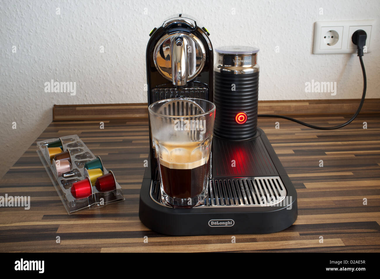 Nespresso Maschine Kaffee Läuft In Auffangbehälter Delonghi Elektrische schoten -Fotos und -Bildmaterial in hoher Auflösung – Alamy