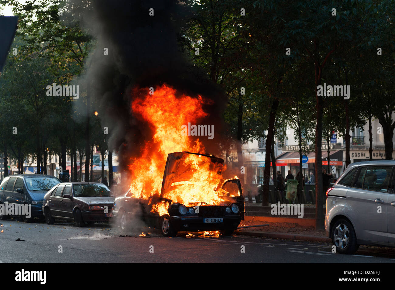 Auto-Feuer in Paris verursacht durch Fahrzeug-Schuld - brennen außer Kontrolle Stockfoto