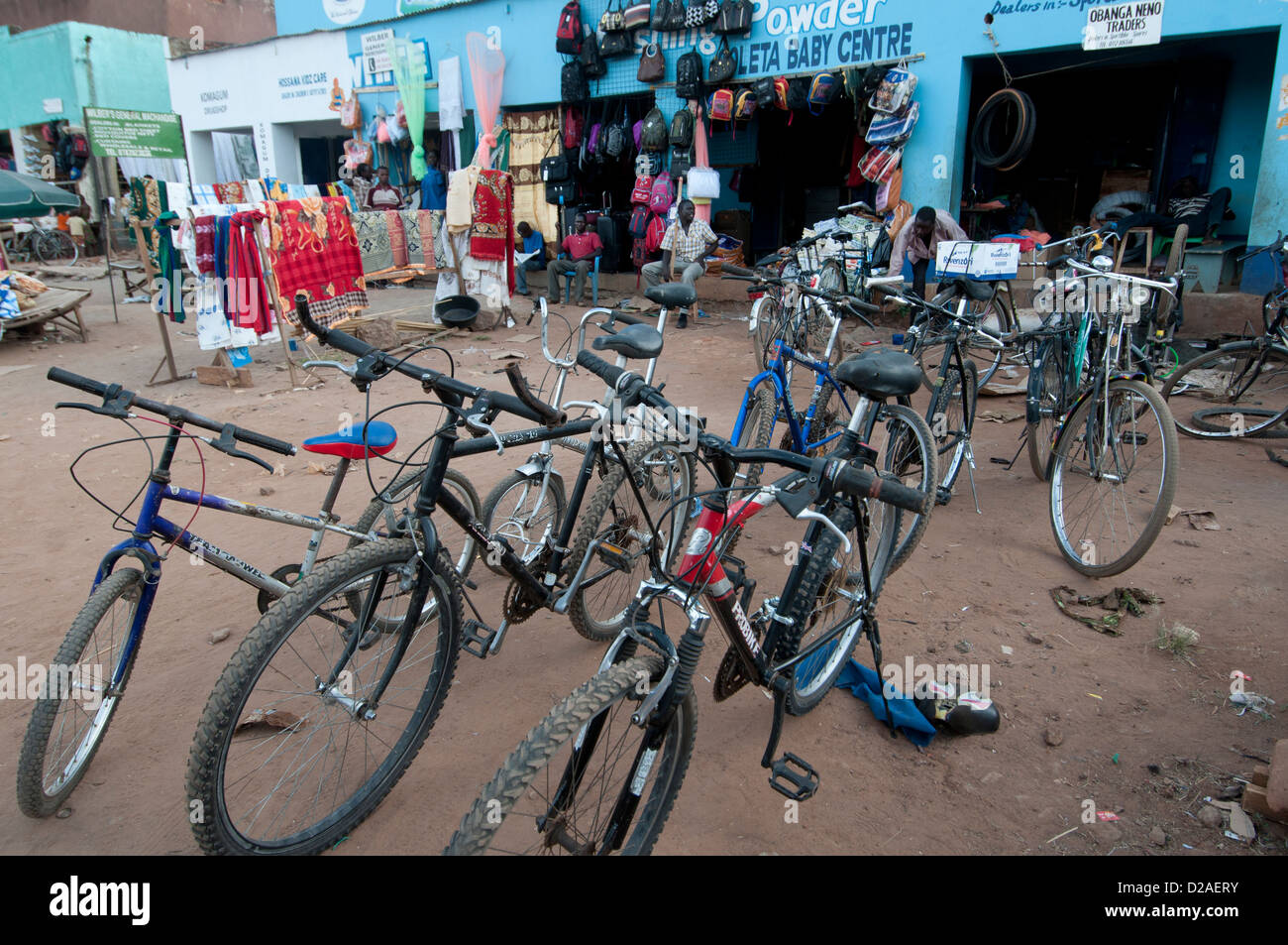 Gebrauchte Fahrräder zum Verkauf auf dem Markt, Lira, Uganda Stockfoto