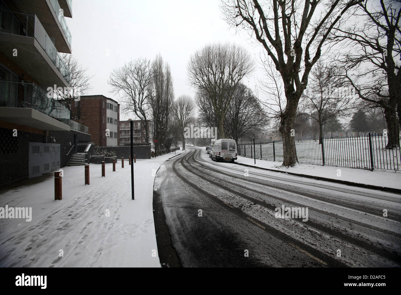 London, UK. 18. Januar 2013.  Schnee in Acton, London absetzen. Stockfoto