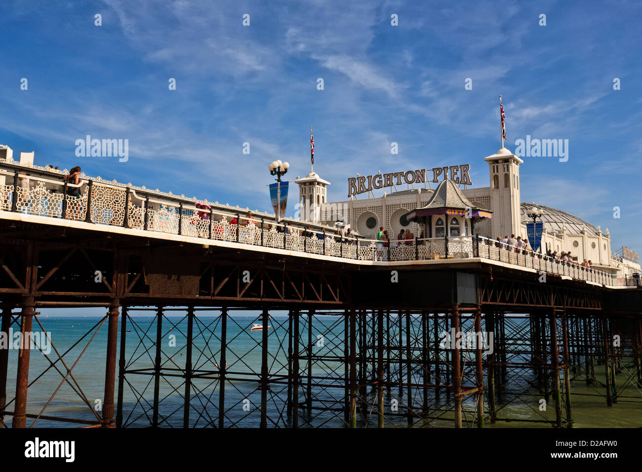 Wenn der Sommer kommt laufen Tausende von Touristen an der englischen Südküste in Brighton und zum Brighton Pier. Stockfoto