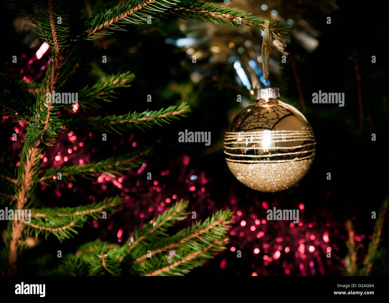 Weihnachtskugel auf einem Weihnachtsbaum Stockfoto