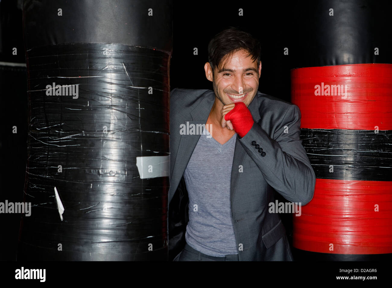 Boxer mit Boxsack training Stockfoto