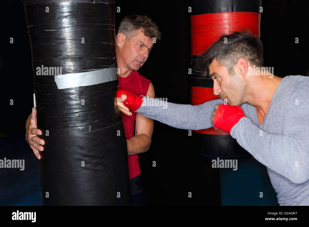 Boxer mit Trainer im Fitness-Studio Stockfoto