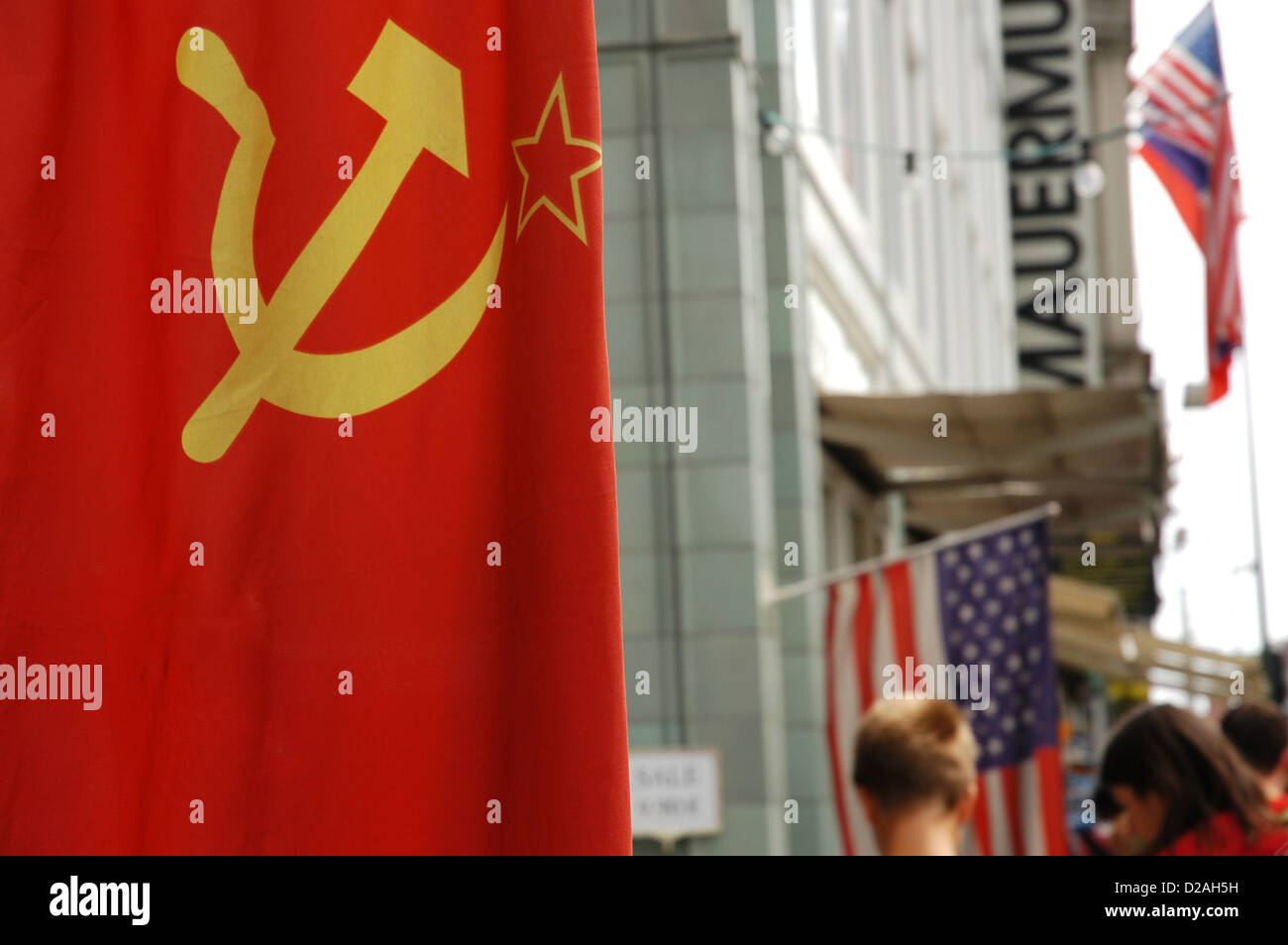 Flagge der ehemaligen UdSSR im Checkpoint Charlie. Berlin. Deutschland. Stockfoto
